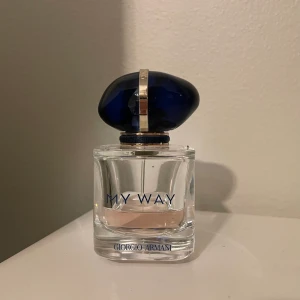 Giorgio Armani My Way Parfym - Ca 1/3-1/4 kvar av 30 ml, som syns i bilden. Perfekt om man är nyfiken på doften & vill testa men inte köpa en helt ny🥰 hör gärna av dig om du har några frågor💕