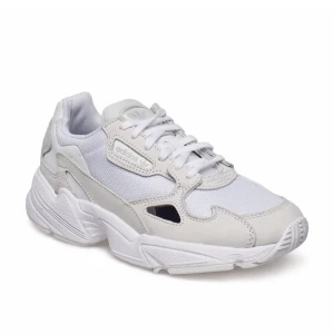 Falkon skor  - Super fina falkon skor från adidas säljer för de inte kommer till användning längre🤍 super fint skick🤍 kom gärna med prisförslag  