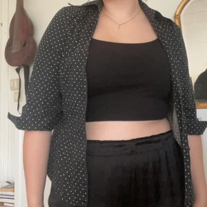  säljer denna skjorta  -  säljer den här skjortan som är för liten och tyvärr inte längre min stil men skulle passa alla som är en small och neråt 