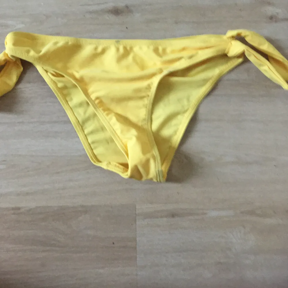Ett par gula bikini trosor stl 170 från Ullared aldrig använda. Övrigt.