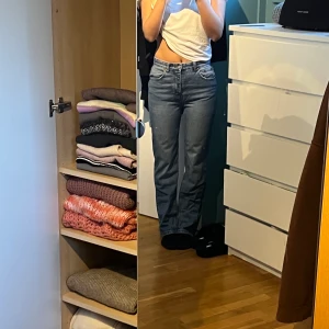 Jeans från bershka  - De perfekta straight leg jeansen till på hösten💕Finaste passformen och perfekta i längden. Skriv vid intresse, för fler bilder eller frågor! Kolla in min profil jag rensar!!🛍