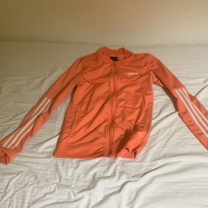 Adidas kofta - En vanlig neon-orange adidas kofta. Använd några gånger men inte ofta