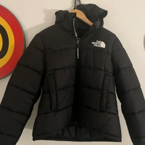 North face jacka - Säljer min north face jacka i stl M som knappt är använd köpte den sent för vinterna och hann inte använda den, säljer du pga att den inte är min still längre 💕 