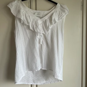 volang topp, strl S - jättegullig topp från Neo Noir med volanger!! mycket använd, men inga defekter! har älskat den men säljer för jag behöver pengar… kan diskutera priset!! (nypris var ca 350 kr). skickar jättegärna fler bilder på förfrågan💖💖💖