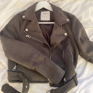 Grå jacka - Jättefint skick skulle säga 9/10, grått mocka material 