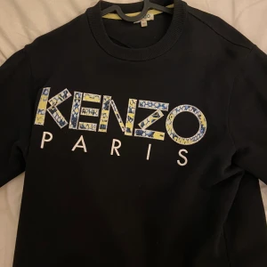 Kenzo Sweatshirt - En skit snygg kenzo tröja i storlek s som endast är använd ett par gånger men skicket är så gott som nytt. Säljer då den inte passar mig längre. Pris kan diskuteras!