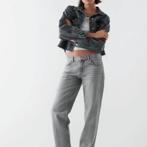 Gråa Lågmidjade jeans - De är från gina och de sitter lågmidjat. inga fläckar eller skador, säljer för 470kr inklusive frakt, kontakta för mer info och bilder.