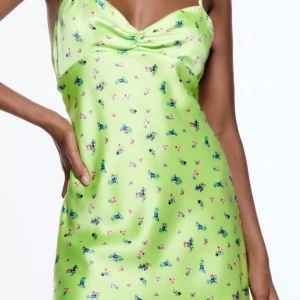 Blommig klänning Zara - Säljer denna superfina blommiga klänning från Zara, använd en gång bara så skicket är 10/10.