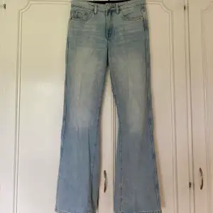 Ljusa lågmidjade jeans från Weekday, modell Sway i storlek 27 (jag är 177 cm) bra skick💖    OBS! Köparen står för frakten
