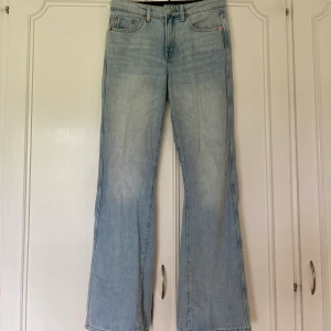 Weekday jeans Sway strl 27 - Ljusa lågmidjade jeans från Weekday, modell Sway i storlek 27 (jag är 177 cm) bra skick💖    OBS! Köparen står för frakten