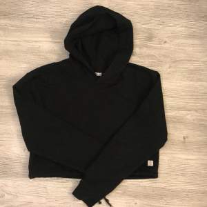 En svart croppad hoodie från lager 157. Jätteskönt material inuti ⭐️ Man kan spänna hoodien i midjan med snörerna (bild 3). 
