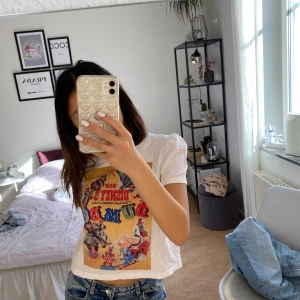 Zara x Disney t-shirt - T-shirt från Zara x Disney med lite puffärm. Är i fint skick och har endast använts några gånger, därför säljer jag den. Har ett pyttelitet hål vid sidan (bild 3) men syns knappt. Kan mötas upp eller frakta.
