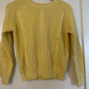 Stickad tröja - Gul stickad tröja 