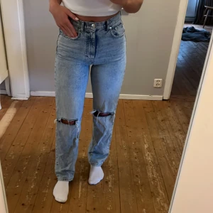 Ljusa jeans med hål - Ljusa jeans från Gina Tricot i storlek 36. Fint skick. 