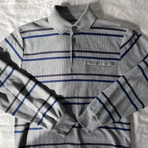 Piké crewneck - Zip pocket on chest.