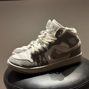 Air Jordan 1 Mid Aluminium Wolf  - Säljer mina Air Jordan 1 Mid Aluminium Wolf i sådär skick typ 1 år gammla rätt så använda men finns mycket kvar. Orginal pris 3.680kr