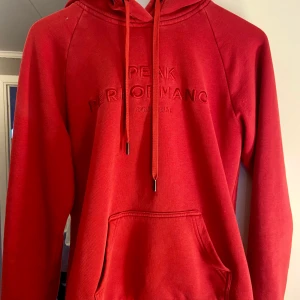 Peak performance  - Röd peak tröja, fint skick utan defekter. Passar både S/M. Hör av dig vid fler bilder frågor💕