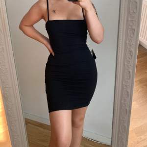 Ny svart klänning från NLY ONE storlek XS. Betalning sker via swish eller köp nu, kan hämtas i Sundbyberg eller fraktas🧸