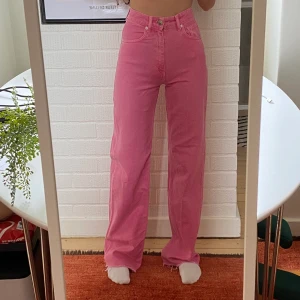 Zara jeans rosa - Knappt använda, jättesköna, högmidjade jeans från Zara i storlek 34