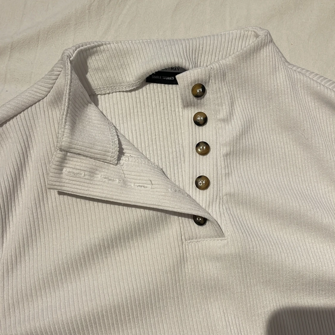 Vit långärmad body med knappar. - 90