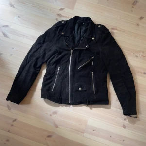 BLK DNM - mockajacka - Mockajacka från märket BLK DNM.  Är fodrad så kan användas på vintern. 