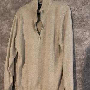 Halfzip  - Hej, säljer en väldigt fräsch halfzip använd 2-3 gånger.   Märke är lite oklart, sitter en lapp. Skriv för bild 