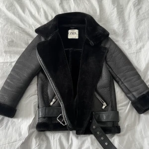 Zara jacka - Säljer min fina zara jacka då den tyvärr blivit för liten. FINT skick. Köpte för 1 195kr på Zaras hemsida och säljer för 500kr. Vid snabb affär kan priset diskuteras 
