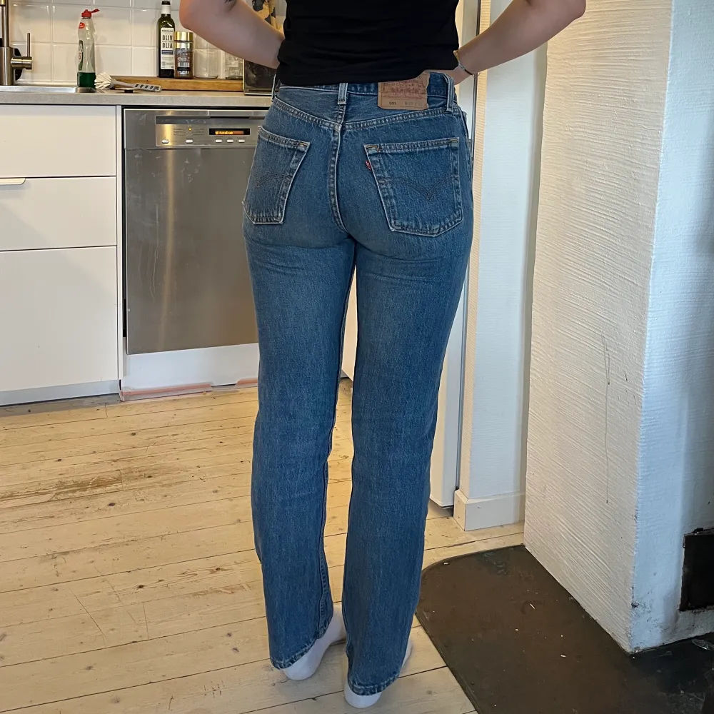 Slim Levis jeans med mörkblå vintage tvätt  Säljer pga för små🥴annars helt perfekta jeans  Jag är 165 och brukar ha W30 L30 i mina jeans, dessa är bra i längden på mig men lite för små i midjan. Jeans & Byxor.
