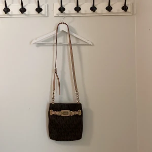 Brun Michael Kors väska med guld detaljer - Brun Michael Kors väska med fina guld detaljer. Utmärkt skick! 