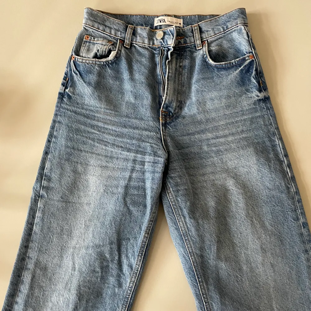 Högmidjde blåa jeans från Zara med slits, använda max 2 gånger (väldigt bra skick).. Jeans & Byxor.