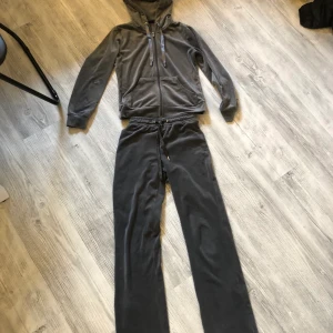 Gina sett - Säljer detta sätt pga att de inte kommer till användning. Byxorna är i xxs och tröjan i xs. Original pris 479kr men säljer för 220kr plus frakt! Fraktar och möts upp i Dalarna 