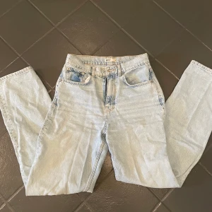 Jeans - Ljusblå jeans från gina! Väldigt lite använda så i mycket bra skick! Säljes pga att de inte kommer till användning