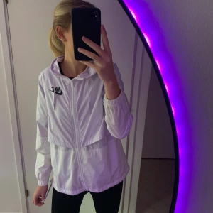 Sportig Nike jacka  - Sportig Nike jacka i storlek XS men sitter mer som en S, perfekt till promenader eller att träna i. Eller bara styla till din vanliga outfit lite coolare!!❤️‍🔥