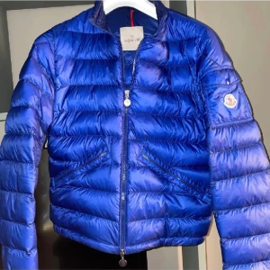 moncler jacka - säljer min moncler jacka köpte för inte alls längesedan, som ny.passar perfekt nu inför hösten/vintern.