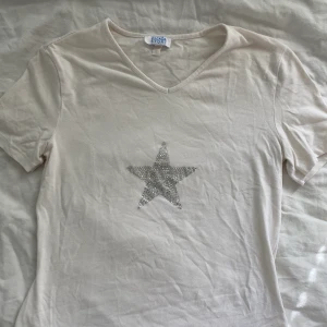 Rhinestones tshirt  - Söt tshirt med rhinestones, jätteskönt material från escada sport 🤍