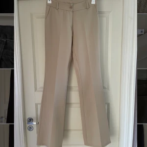 Lågmidjade kostymbyxor - Lågmidjade, utsvängda kostymbyxor med extra längd från designbysi.se💗storlek M💗passar till någon med långa ben💗 