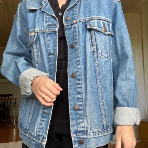 Levi’s jeansjacka - En vintage Levi’s jeansjacka i storlek L, en perfekt oversized jacka. Jag är 175cm lång och har storlek 36. Bra skick. 