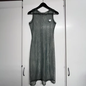 Cool grunge mesh-klänning i grönt - Såå cool mesh-klänning från humana i militärgrönt! Helt perfekt för layering! Använd men fortfarande i jättebra skick, ett riktigt drömplagg! Säljer pga inte min stil längre o hoppas den kan hitta ett nytt hem!!