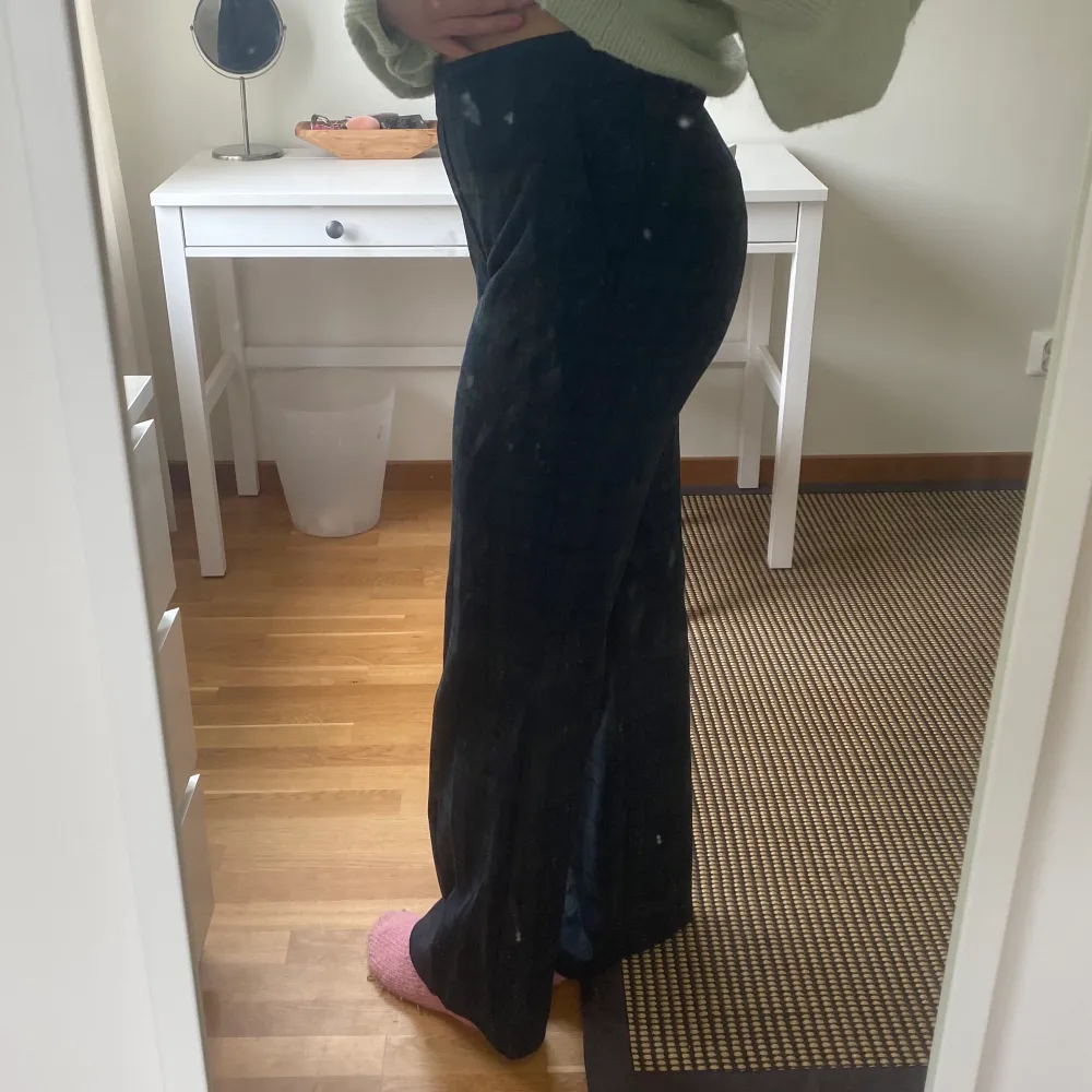 Jättesnygga byxor från Zara. Mörkblå/gröna rutiga. Använda men fint skick! Tyvärr lite stora på mig i midjan som vanligtvis har 38, men om man vill ha low waist blir det perfekt! . Jeans & Byxor.