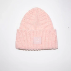 Acne mössa  - Säljer nu tyvärr min acne mössa som är i jätte fint skick, köpt i januari detta år och använts försiktigt och därför än den i ny skick!😍😍priset går att diskuteras och den är köpt i Göteborg!💕👯‍♀️