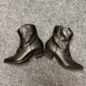Cowboyboots 🤩 - Ascoola cowboyboots som tyvärr inte kommer till användning längre. Syns dåligt på bilden men de har fina broderier/mönster på sidorna och på framsidan! Helt fantastiska på hösten o våren! Tar the staple svarta boots till högre nivåer!🤠 