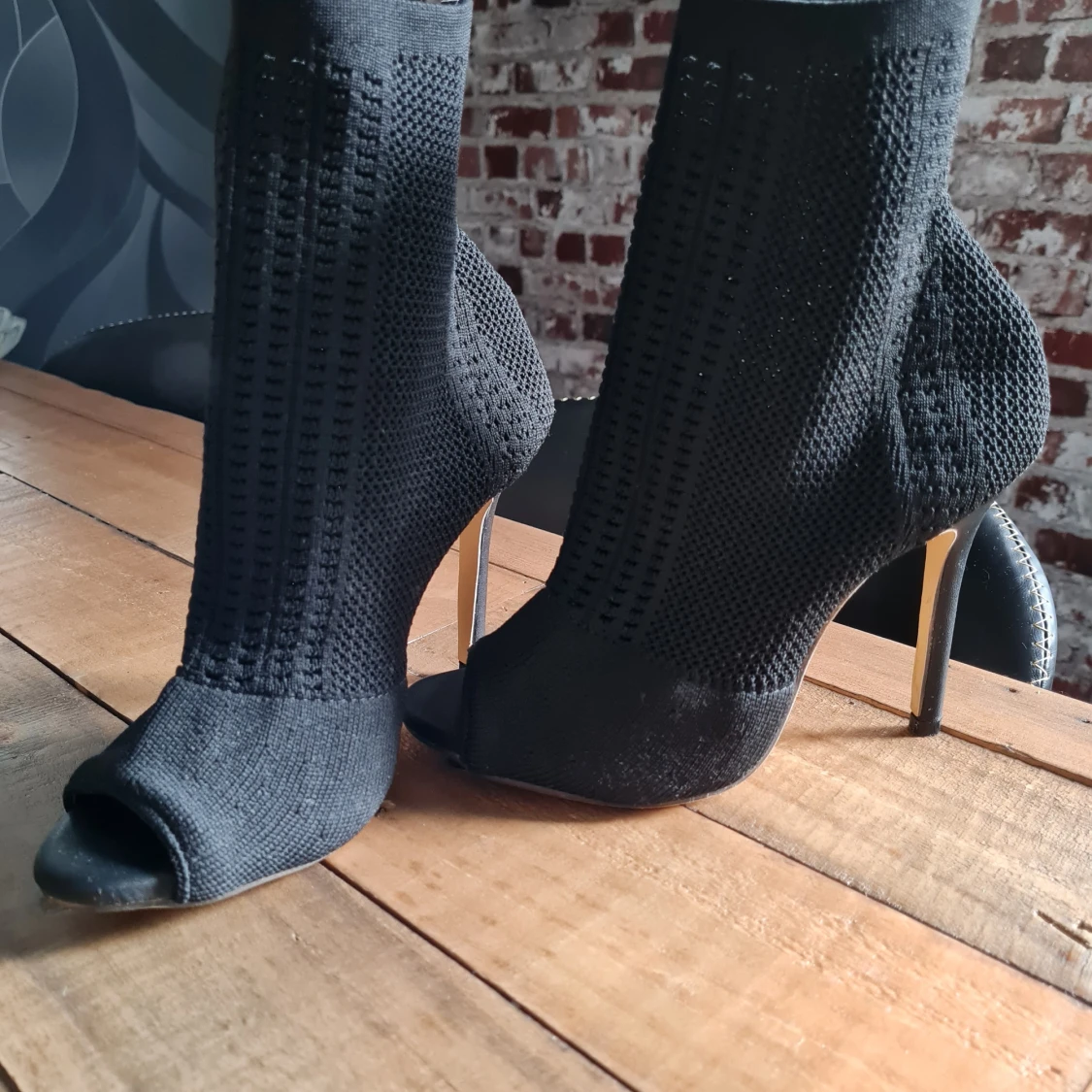 Peep toe stickat stretch tygs pumps