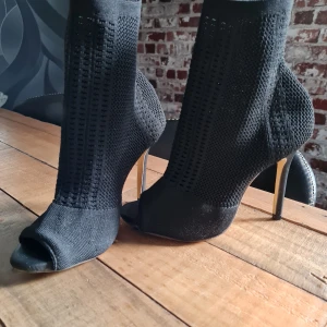 Peep toe stickat stretch tygs pumps - Oanvända. 10cm klack. Ursprungspris 600kr.