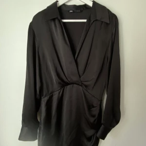 Zara klänning  - Jättefint skick, använd 1 gång. Från zara