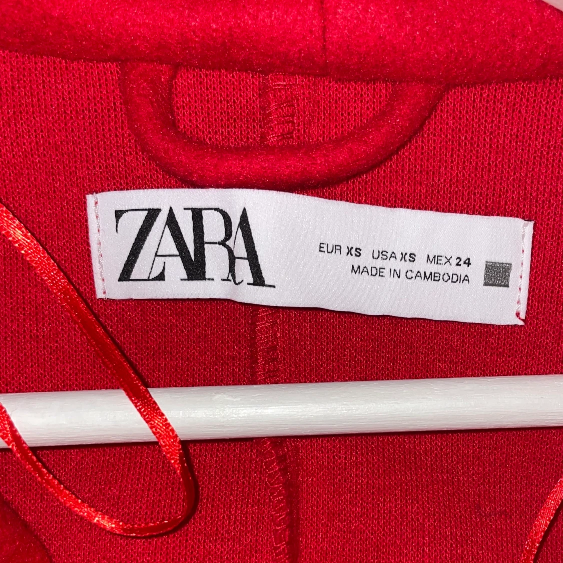 Röd kappa med luva - 91