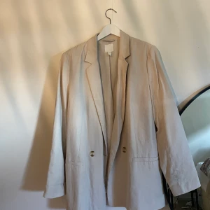 Kavaj - En aning sliten/ tvättfläckar. Storlek 44. Passar S/M om man vill ha den lite mer oversized.