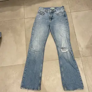 Säljer ett par jätte snygga mid waist jeans från Gina! I storlek 34 men dom passar lika bra på 32:or! Inget tecken på användning💕