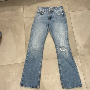 Gina byxor storlek 34 - Säljer ett par jätte snygga mid waist jeans från Gina! I storlek 34 men dom passar lika bra på 32:or! Inget tecken på användning💕