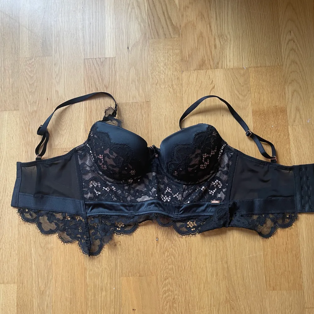 Bortsett Bh från hunkemöller, kollektion noir, 70C. Oanvänd. Toppar.