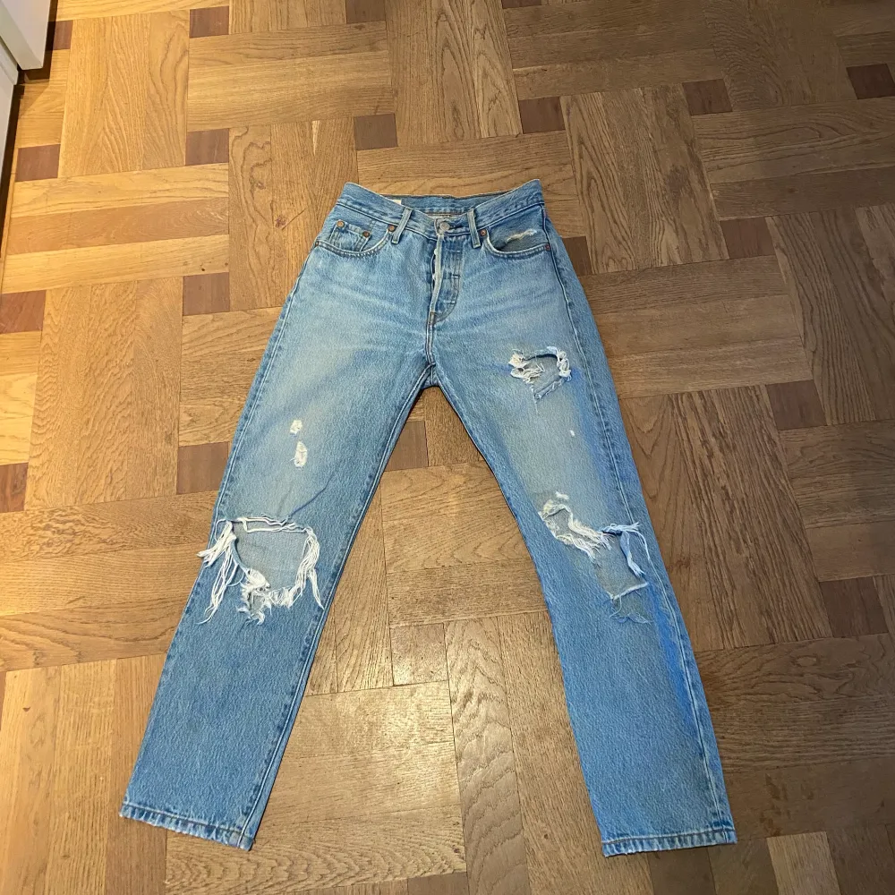 Jeansen är i bra skick och är använda enstaka gånger. De är bara några månader gamla, men känner att de inte passar mig i stilen längre 🥰. Jeans & Byxor.